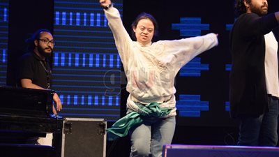 فتاة من ذوي الاحتياجات تندمج مع فريق الصواريخ على أنغام شوفت نملة