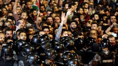 أحداث الأردن تتصاعد.. ومواطن «سوابق» يطعن رجل أمن خلال الاعتصام