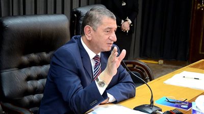 محافظ كفر الشيخ يزور شابا مصابا بشلل رباعي إثر حادث سير بالسعودية