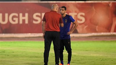 «يوسف» يجتمع مع مؤمن زكريا في مران الأهلي المسائي