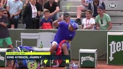 بالفيديو والصور.. لاعب تنس يصدم معجبيه بتصرفاته المشينة بالملعب