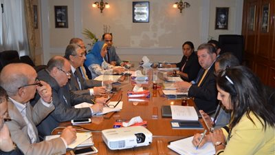 وزير قطاع الأعمال يبحث تسوية مديونيات الشركات لصالح البترول والكهرباء