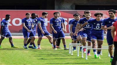 تدريبات بدنية للاعبي الأهلي في المران المسائي بالتتش