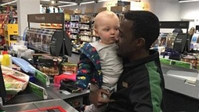 بالفيديو والصور.. عامل يساعد أما في السيطرة على طفلها خلال التسوق