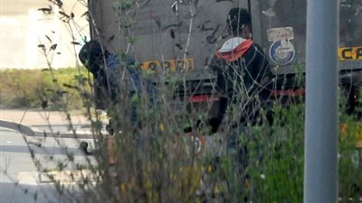 بالصور.. سائق بريطاني يكتشف مهاجرا غير شرعي بسيارته