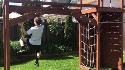 بالفيديو والصور.. رجل يفاجئ ابنه بتصميم صالة ألعاب نينجا