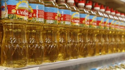 الحكومة تنفي وجود نقص في الزيت بمحال البقالة التموينية