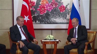 بالفيديو.. بوتين يداعب أردوغان بسبب رئيس الاستخبارات التركي