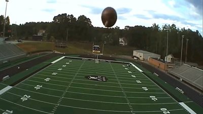 بالفيديو والصور.. لاعب يحطم طائرة بدون طيار بركلة كرة