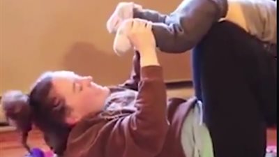 امرأة تتحدى نفسها لفقد 65 كيلو جراما من وزنها (فيديو)