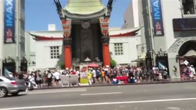 بالفيديو.. فنان مصري بهوليوود يكذب تامر حسني في وضع بصمته بمسرح الصين