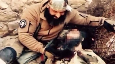 قيادي بميليشيا الحشد ينشر مقطع فيديو يظهر حرقه وتمثيله بجثة