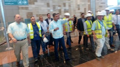 بالصور.. وزير الطيران يتفقد مبنى الركاب «2» بمطار القاهرة