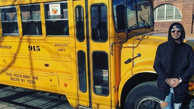 بالفيديو والصور.. عارض أزياء ينقذ 7 أطفال من الغرق