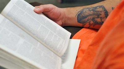 «الكتاب» أفضل طرق الهروب من السجن.. بريطانيا تعيد تأهيل نزلائها بالقراءة.. «البرازيل» تقرر الخلاص من الحبس بـ12 كتابا.. و«الثقافة في السجون» شرط العفو المبكر في إيطاليا