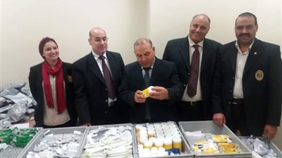 ضبط راكبة حاولت تهريب 1154 شريط دواء بمطار القاهرة (صور)