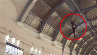 بالفيديو والصور.. سقوط مروع لساحر تعلق بسقف مرتفع