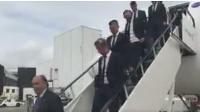 بالفيديو.. وصول لاعبي ريـال مدريد إلى كارديف لخوض نهائي دوري الأبطال