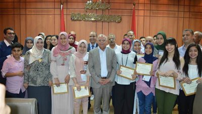 محافظ بورسعيد يكرم أوائل الشهادة الإعدادية (صور)