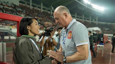 سكولاري يرحب بأول مدربة بدوري أبطال آسيا