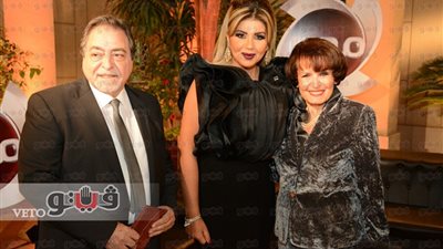 «المحور» تحتفل بمرور 15 عاما على انطلاقها.. لبلبة تبكى بعد تكريمها.. عمرو يوسف يداعب الحضور: «الشباب راح فين».. صابرين لعدلى منصور: الأوسكار في حضورك أفضل من جوائز هوليوود.. وأنغام