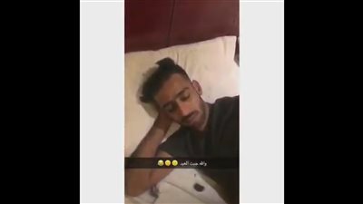 بالفيديو.. شاب يحلق شعر صديقه النائم