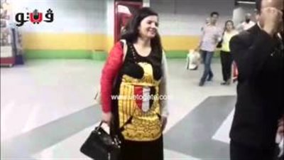 بالفيديو.. مواطنون يلتقطون صورًا تذكارية مع شبيه السادات بـ«محمد نجيب»