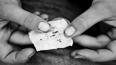 ضبط هارب من مؤبد أثناء توزيعه الهيروين بمترو شبرا الخيمة