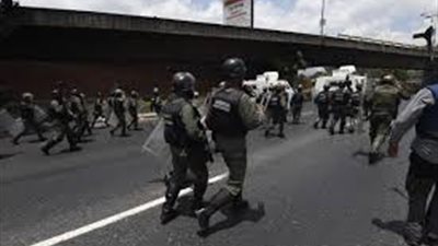 شرطة فنزويلا تطلق الغاز المسيل للدموع على متظاهرين