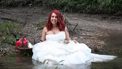 بالصور.. امرأة تحتفل بطلاقها بطريقة غريبة