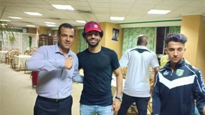 محمد صلاح يتناول السحور مع زملائه في المقاولون العرب (صور)