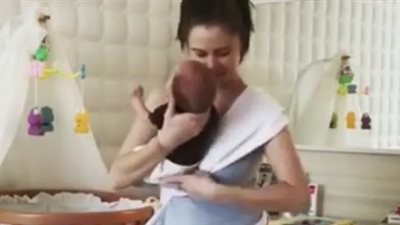 بالفيديو.. أفضل طريقة لحمل الطفل أثناء المهام المنزلية