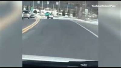 شاهد.. ماذا حدث لشاحنة فقد سائقها وعيه على الطريق