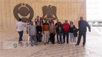 بالصور.. فنانو أسوان الدولى لأفلام المرأة يزورون رمز الصداقة