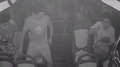 لحظة انفجار شاحن في وجه شاب يركب حافلة (فيديو وصور)