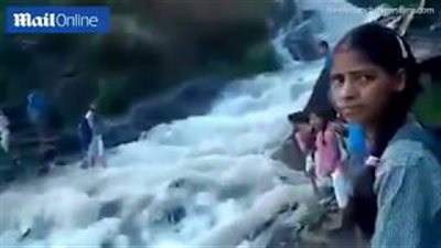 بالفيديو والصور.. أطفال يتحدون نهرا هائجا للوصول إلى مدرستهم