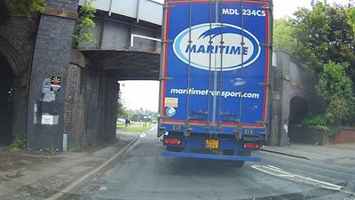 شاحنة تحطم جسرًا حاولت المرور من أسفله (فيديو)