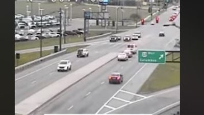 سائق يسير على عدد من الطرق متراجعا للخلف (فيديو)