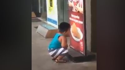 رد فعل طفل جائع شاهد ملصق إعلان لطعام (فيديو)