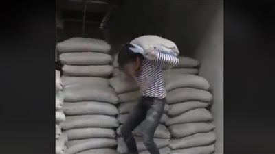 فتاة تبهر الجميع بعملها في مجال البناء (فيديو)