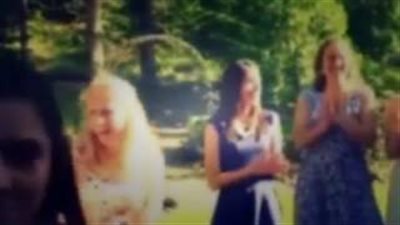 بالفيديو.. عروس تبتكر طريقة جديدة لرمى باقة الزهور في حفل زفافها