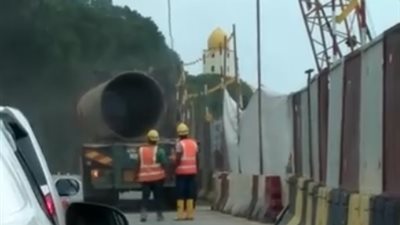 لحظة سقوط أسطوانة معدنية ضخمة بالقرب من عامل (فيديو)