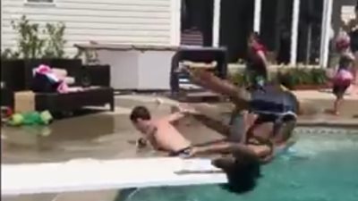 سقطة مروعة لطفل داخل حمام السباحة (فيديو)