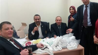 ضبط يمني حاول تهريب مشغولات فضية بمطار القاهرة (صور)