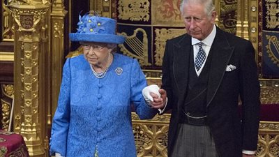 الملكة إليزابيث تستعد للتنازل عن العرش للأمير تشارلز