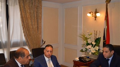 وزير قطاع الأعمال يتابع الموقف الحالى للشركة القومية للأسمنت