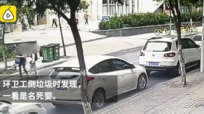 لحظة رمي امرأة طفلا متوفيا في صندوق القمامة (فيديو)