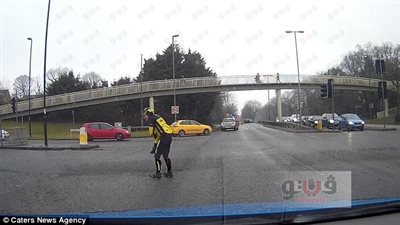 بالفيديو والصور.. سائق سيارة يسقط راكب دراجة عن قصد