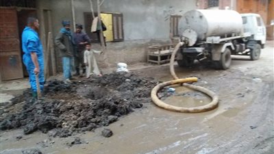 إصلاع أعطال المياه بنجوع وشوارع دشنا في قنا (صور)