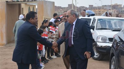 أهالي الشرقية يستقبلون وزير الآثار بالمزمار والطبل البلدي (صور)